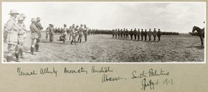 Generaal Allenby decoreert Australische troepen in Abassan, Zuid-Palestina, augustus 1917